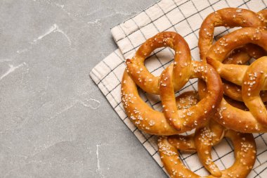 Gri grunge arka planda lezzetli krakerler olan peçete, yakın plan.