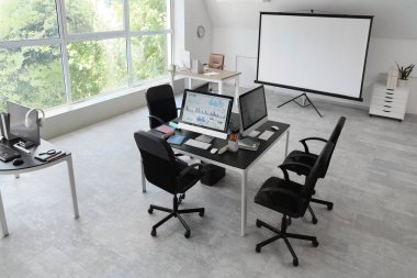 Tablo ve projektör ekranlı okul bilgisayar laboratuvarının içi