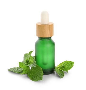 Beyaz arkaplanda izole edilmiş bir şişe nane yağı, yakın plan.