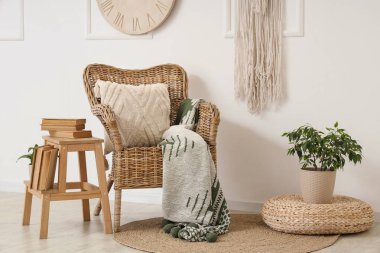 Hasır koltuklu, puf ve tabureli bir oda.