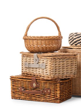 Beyaz arkaplanda izole edilmiş farklı hasır sepetler