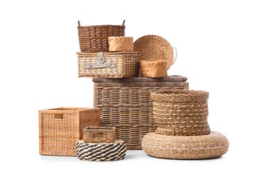 Beyaz arkaplanda izole edilmiş farklı hasır sepetler