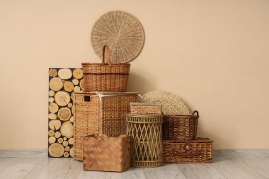 Bej duvarın yanında farklı hasır sepetler şık bir odada.