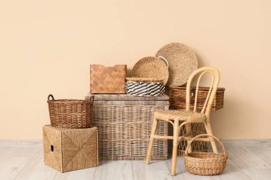 Şık oturma odasının içinde rattan sandalye ve farklı sepetler var.