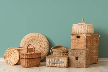 Modaya uygun mavi duvarın yanında farklı hasır sepetler
