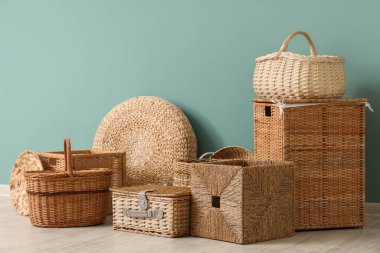 Modaya uygun mavi duvarın yanında farklı hasır sepetler