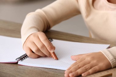 Masadaki not defterindeki çocuk silme hatası, kapat