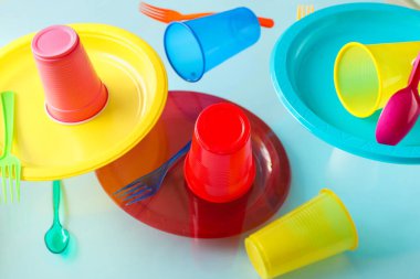 Plastik tablo takımı mavi arkaplanda uçuyor