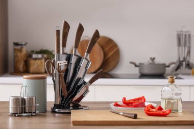 Mutfaktaki masada bıçaklar ve dolma biber.