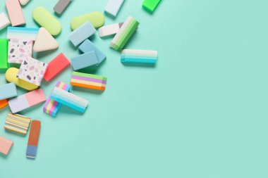 Turkuaz arka planda farklı renkli silgi