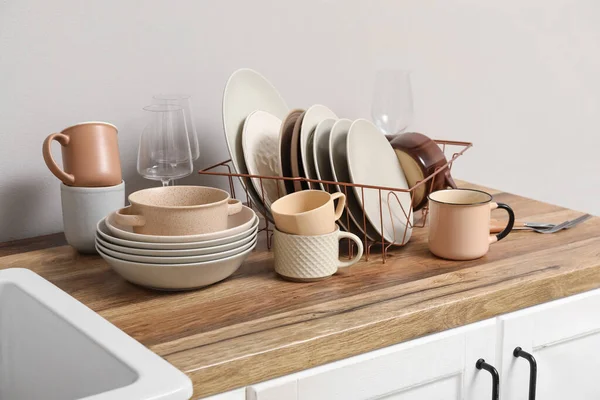 Mutfak tezgahında temiz tabakları olan tutucu.