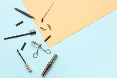 Maskara ve renk arkaplanındaki araçlarla farklı takma kirpikler