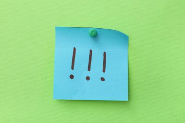 Renk arkaplanına ünlem işaretleri iliştirilmiş yapışkan not