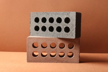 Turuncu arkaplanda farklı tuğlalar