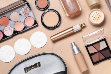 Pamuk yastıklı kompozisyon, bej grunge arka planda bir şişe mikiler suyu ve makyaj ürünleri, yakın plan