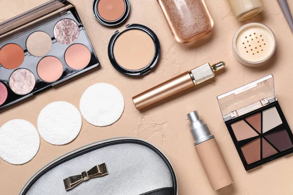 Pamuk yastıklı kompozisyon, bej grunge arka planda bir şişe mikiler suyu ve makyaj ürünleri, yakın plan