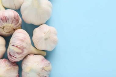 Mavi arka planda bir sürü taze sarımsak