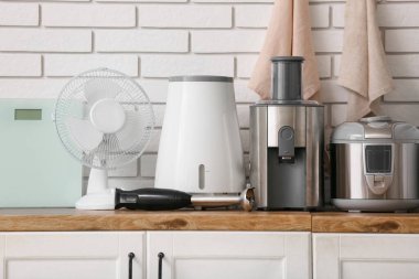 Mutfakta peçeteli farklı modern ev aletleri.