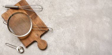 Metal elek, çırpma ve kepçe ile ahşap tahta metin için boşluk ile gri grunge arka plan