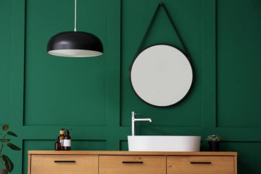 Çekmeceler, lavabo ve aynalar banyonun içinde.