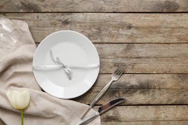 Ahşap zemin üzerinde beyaz lale çiçeği olan güzel bir masa.