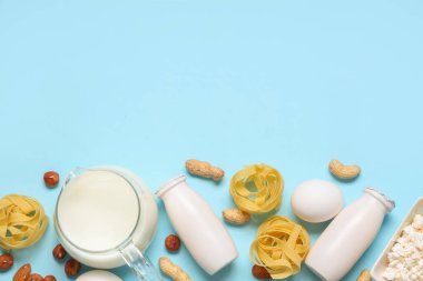 Mavi arka planda farklı ürünler. Gıda Alerjisi Bilinci Ayı