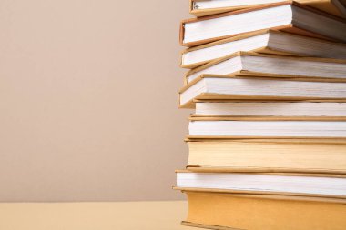 Bej arkaplan üzerine kitap yığını, yakın plan