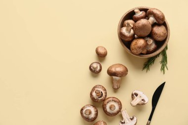 Taze mantarlı kase ve sarı arka planda biberiye.