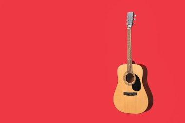 Kırmızı arkaplanda modern gitar