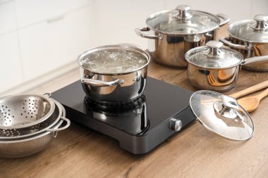 Mutfaktaki mini ocakta kaynar suyla demlik pişirmek.