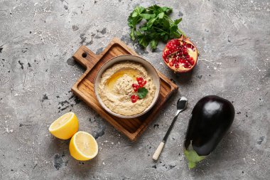 Bir kase lezzetli baba ghanoush ve gri grunge arkaplan malzemeleri.