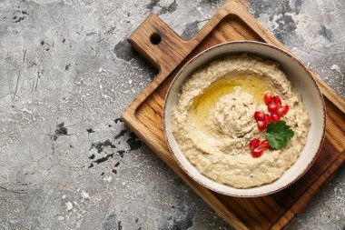 Bir kase lezzetli baba ghanoush Gri grunge arka planda, yakın plan