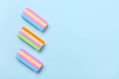 Mavi arkaplanda renkli silgi