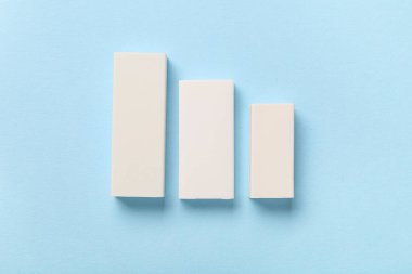 Mavi arkaplanda beyaz silgi, yakın plan