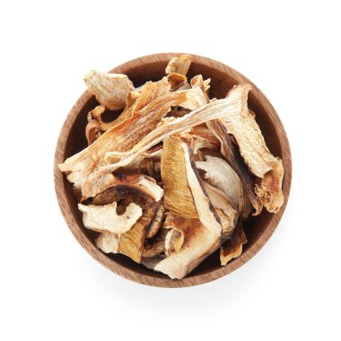 Kurumuş mantarlı ahşap kase beyaz arka planda izole edilmiş, yakın plan.