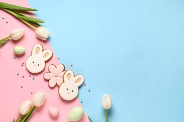Lezzetli Paskalya kurabiyelerinin kompozisyonu tavşancık, lale çiçekleri ve renk arkaplanda serpiştirmeler
