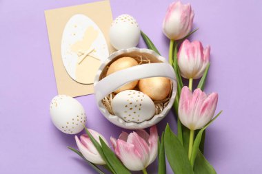 Paskalya yumurtaları, laleler ve leylak arkaplanlı şenlikli kartpostallar.