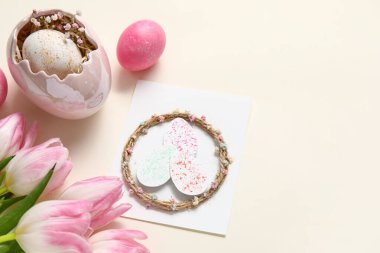 Beyaz arka planda tebrik kartı, lale ve yumurta kompozisyonu. Paskalya kutlaması