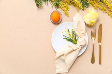 Bej arkaplanda Paskalya kutlaması için masa ayarları