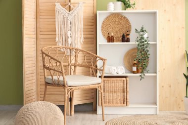 Ahşap perdeli, koltuklu ve raf üniteli banyonun içi.