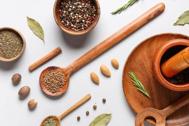 Gri arka planda çeşitli aromatik baharatlarla kompozisyon