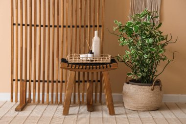 Ahşap katlanır ekran, masa ve çiçek, odada bej duvar, yakın çekim