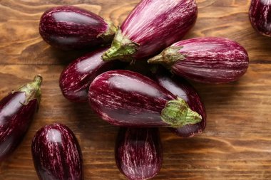 Tahta zeminde taze patlıcanlar.