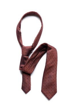 Beyaz arkaplanda zarif kahverengi erkek kravatı