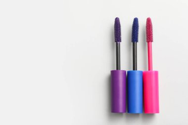 Beyaz arkaplanda farklı rimel fırçaları, yakın plan