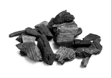 Beyaz arkaplanda izole edilmiş kömür yığını, yakın plan