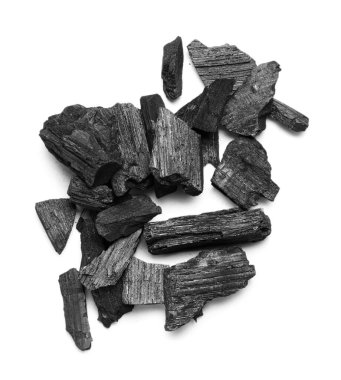 Beyaz arkaplanda izole edilmiş kömür yığını