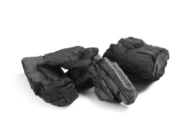 Beyaz arkaplanda izole edilmiş kömür yığını, yakın plan