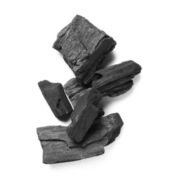 Beyaz arkaplanda izole edilmiş kömür yığını