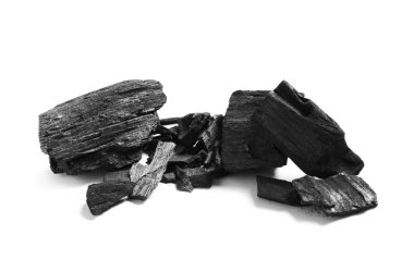 Beyaz arkaplanda izole edilmiş kömür yığını, yakın plan